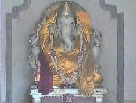 [写真]仏教寺院の象の頭をした像